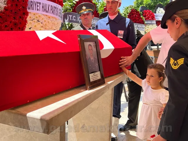 Akhisar Şehidini Bağrına Bastı