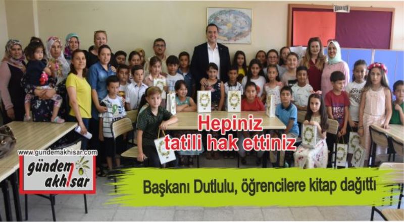 Belediye Başkanı Dutlulu, öğrencilere kitap dağıttı