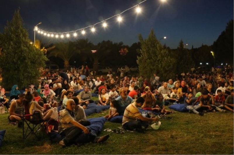 Akhisarlılar açık hava sinema günlerini çok sevdi