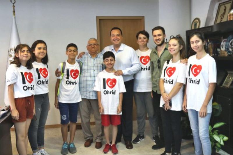 Akhisar’ı temsil eden Halk Oyunları Grubu’ndan Başkan Dutlulu’ya teşekkür..