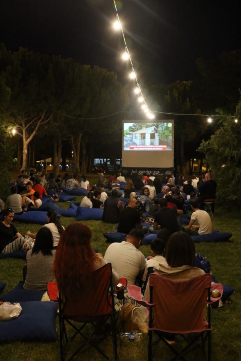 Akhisar Belediyesi açık hava sinema günleri keyifli geçiyor