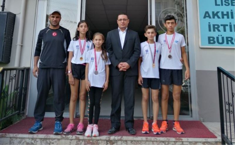 AKHİSAR HALK EĞİTİMİ MERKEZİ ATLETİZM KURSİYERLERİ BAŞARILARINA BİR YENİSİNİ EKLEDİ..