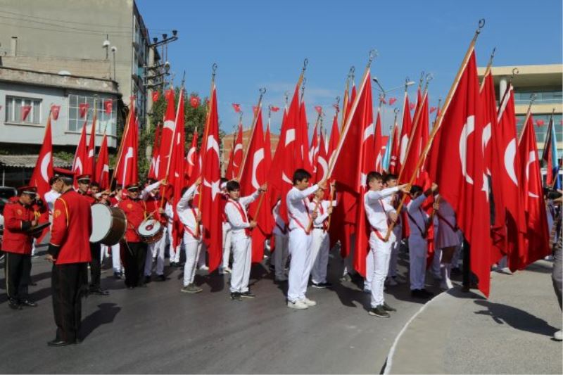 Cumhuriyet Bayramı 96.yılı çelenk sunma programı ile başladı