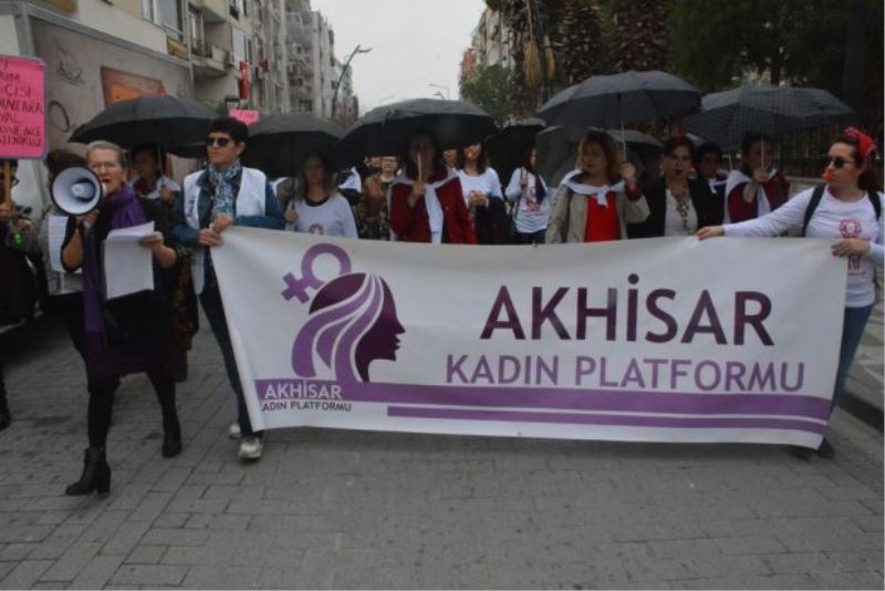 KADINLAR COŞKUYLA YÜRÜDÜ