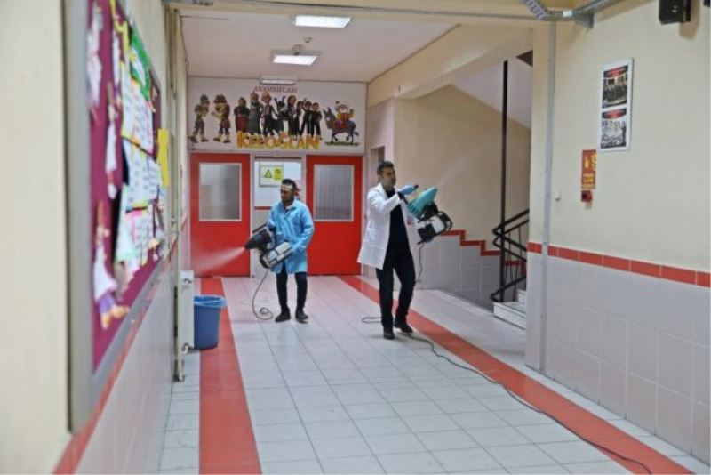 Akhisar’da okullar virüs tehdidine karşı dezenfekte ediliyor.