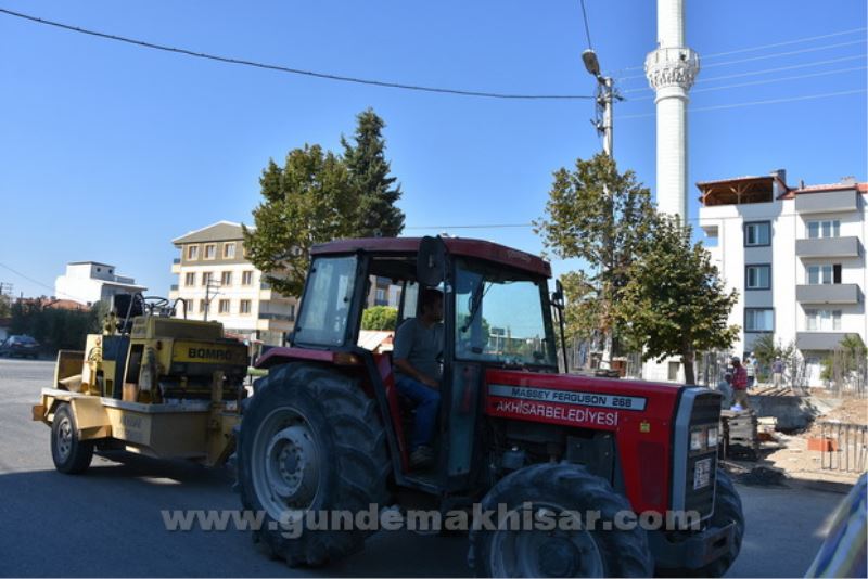 Depremde hasar görüp yıkılan camiye belediye destek çıktı.