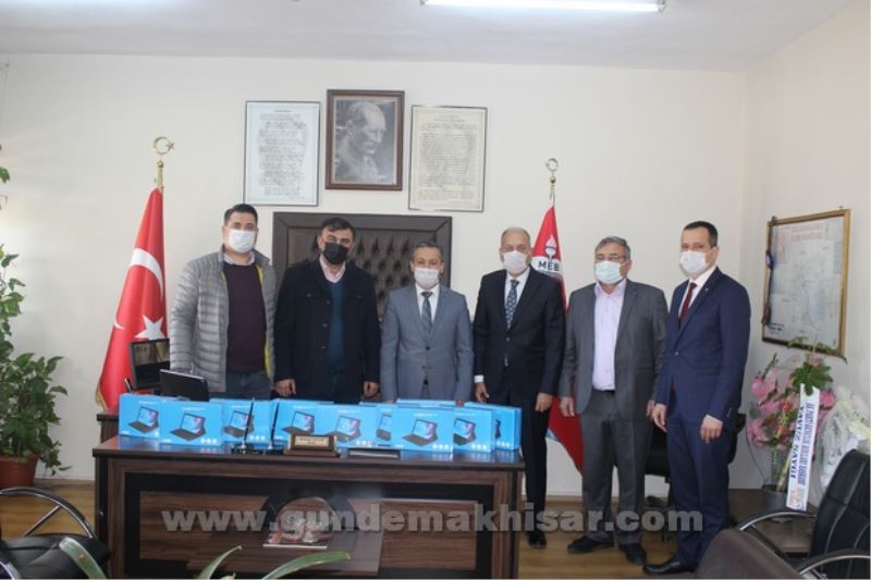AKHİSAR TİCARET VE SANAYİ ODASI ARACILIĞI İLE İHTİYAÇ SAHİBİ ÖĞRENCİLERE KLAVYELİ TABLET ULAŞTIRILDI