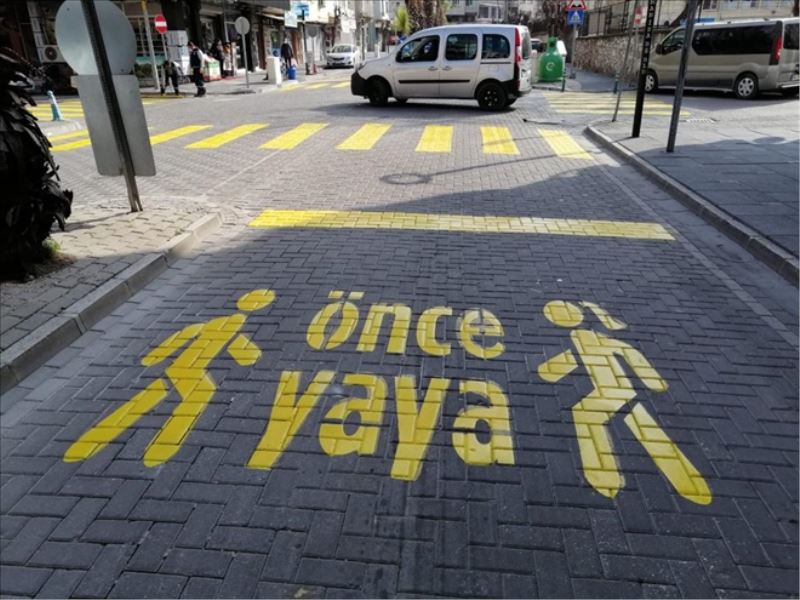 AKHİSAR´DA YAYA GEÇİTLERİ VE ÖNCE YAYA İKONLARI YENİLENDİ