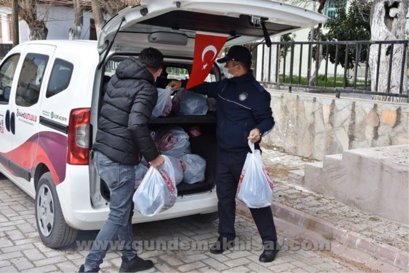 Akhisar Belediyesi, karantinadaki mahalle halkına yardım paketi ulaştırdı