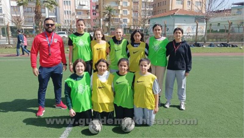 SALİHLİ’DE KIZ FUTBOL TAKIMI KURULDU