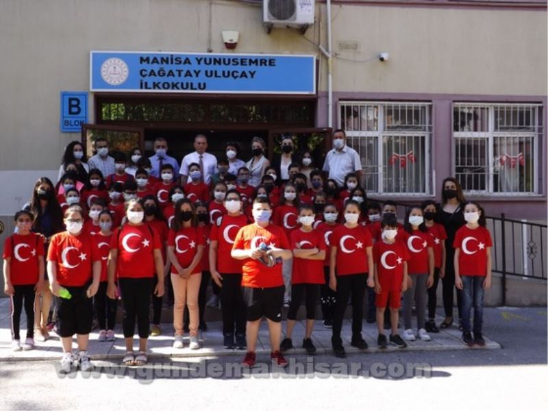 HEPİNİZ BİRER TÜRK BAYRAĞI’SINIZ BAYRAĞI YERE DÜŞÜRMEYİN