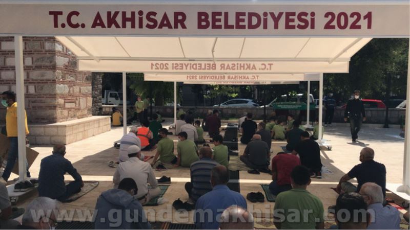 Akhisar Belediyesi’nden tarihi camiye tente desteği