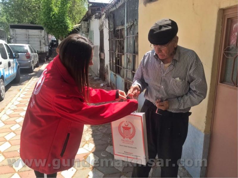 Akhisar Belediyesi, Kadir Gecesi’nde Şehit Ailelerini Unutmadı