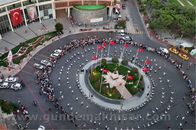 Akhisar’da yüzlerce kişi aynı anda zeybek oynadı!