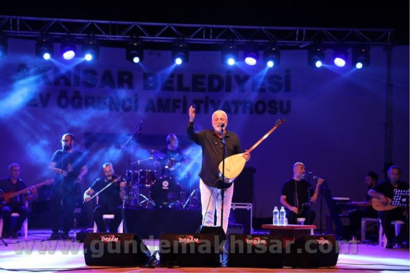 Onur Akın, 100.yıl coşkusunu Akhisarlılarla paylaştı